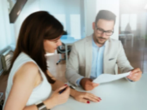 2 people talkin about cooperation - woman and man