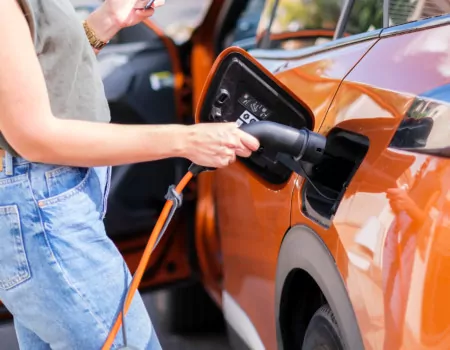 Koniec ery silników spalinowych. Jak regulacje UE wpłyną na branżę motoryzacyjną?